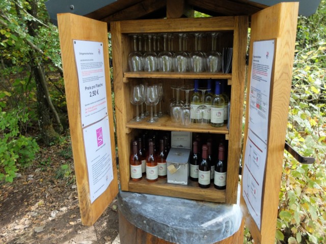 Getraenke_Schrank_im_Wald_offen