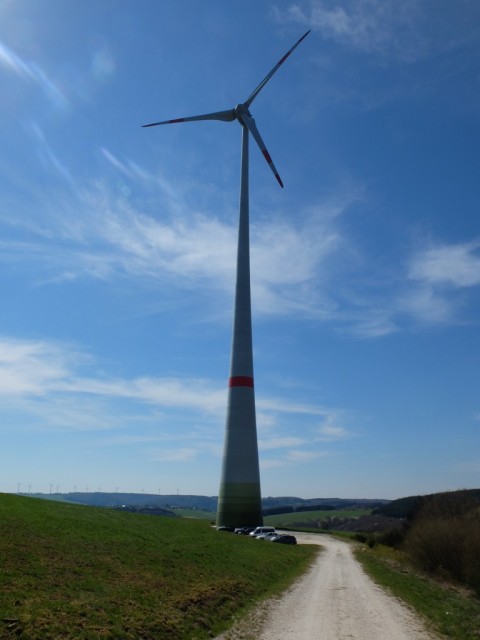 Parkplatz_unterm_Windrad