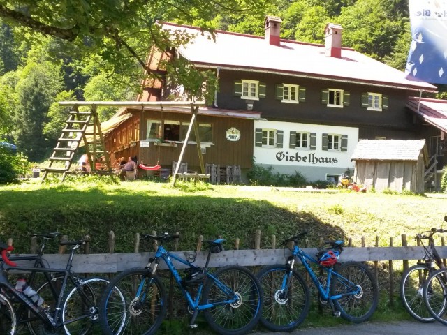 Giebelhaus_und_Fahrraeder