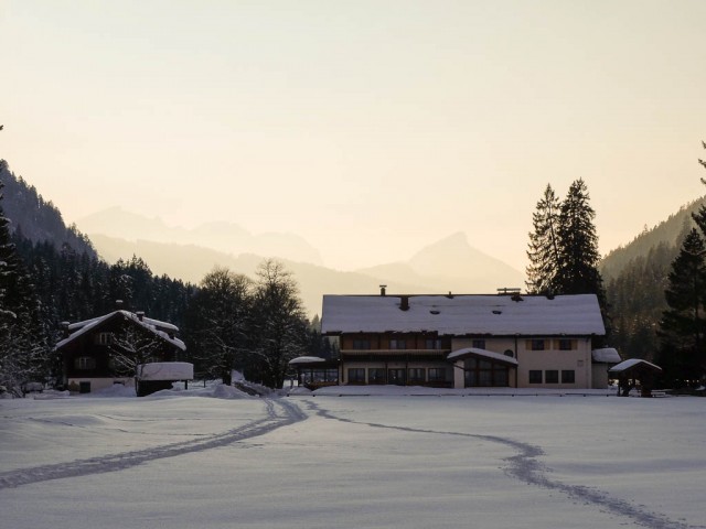 Oytalhaus_Abenddaemmerung_Winter