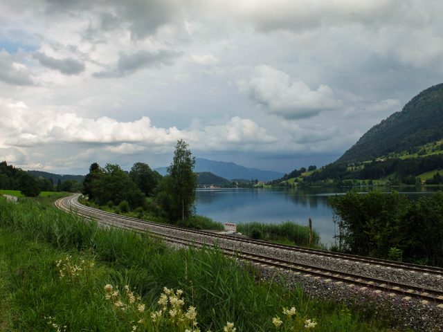 Alpsee_mit_Bahngleisen