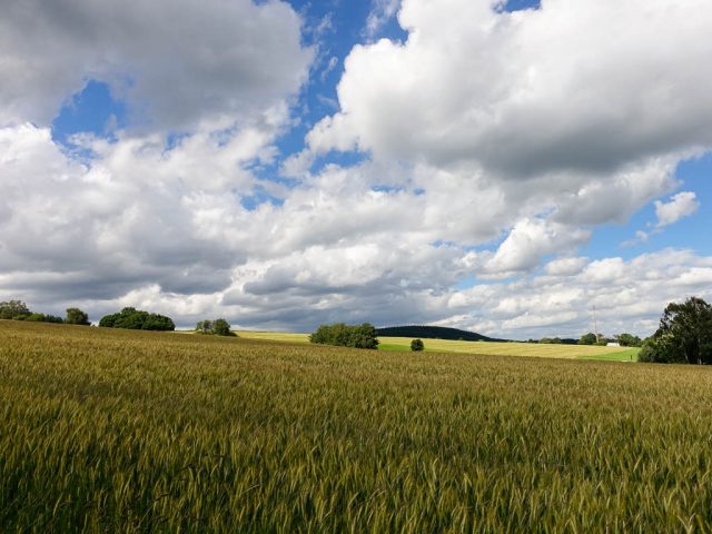 Felder_und_Wolken