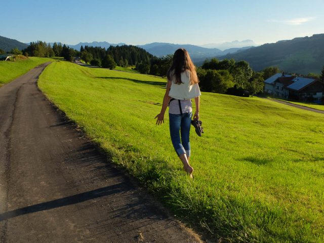 Barfuss_am_Wegesrand