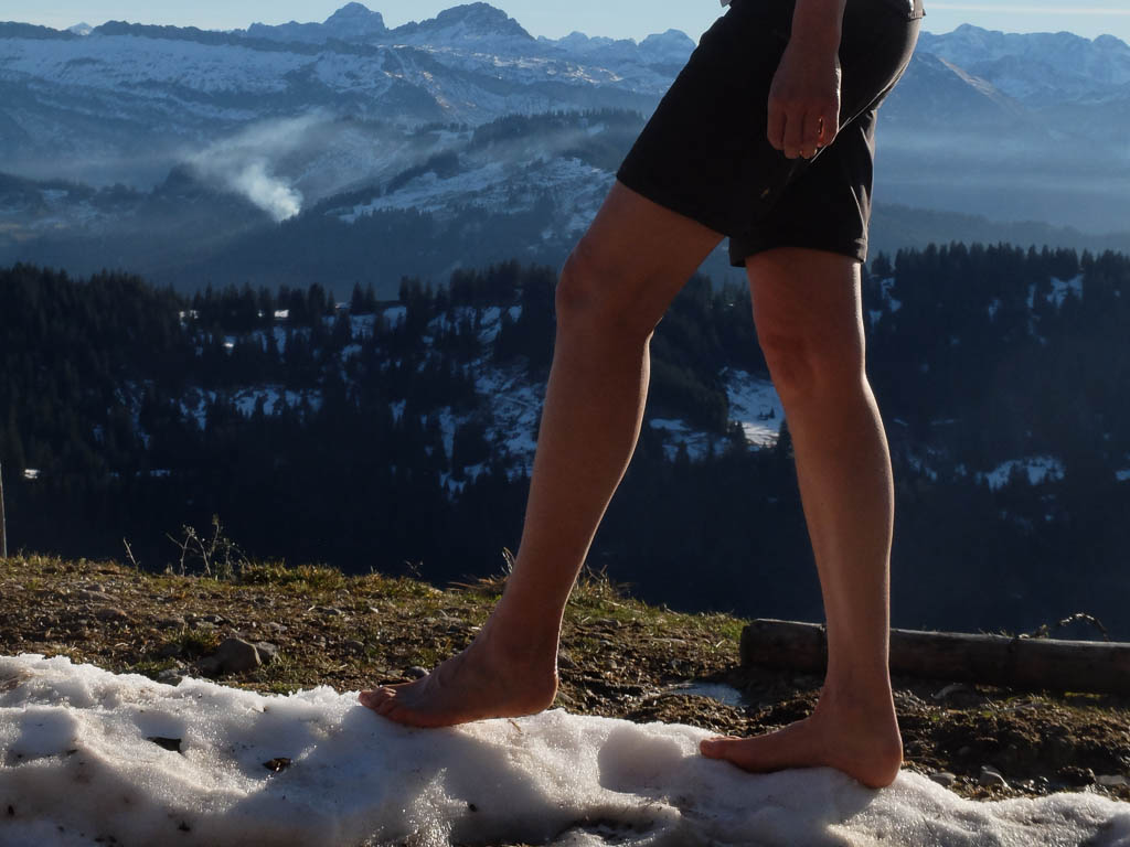 Barfuß auf vereisten Schneeresten