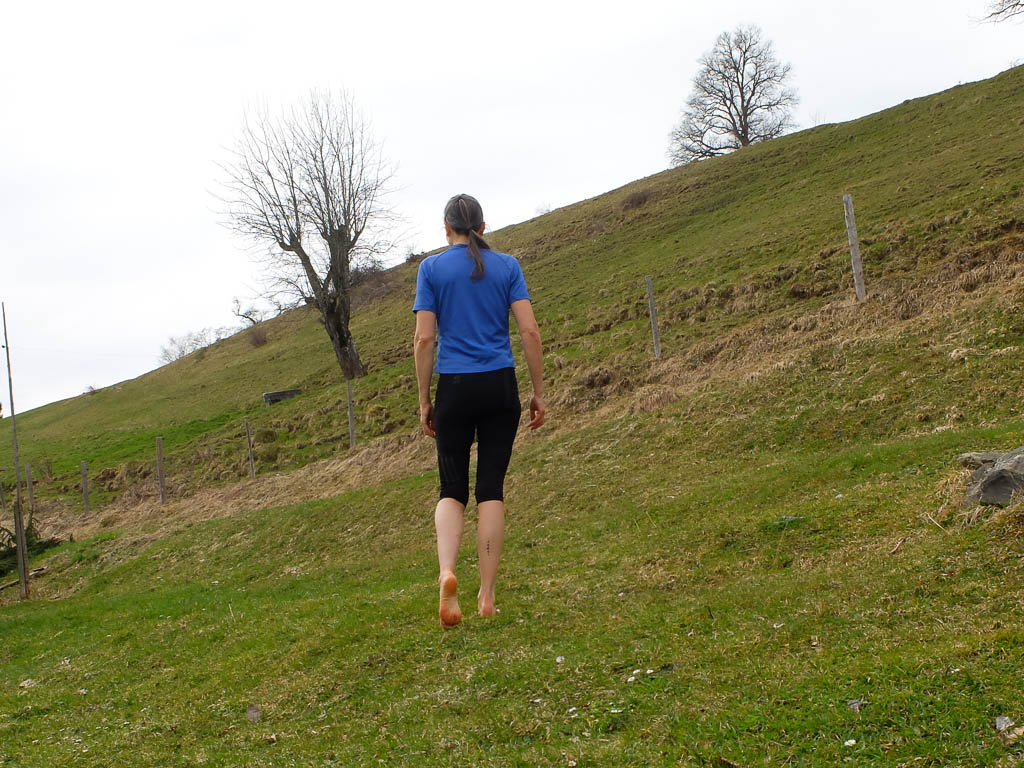 Barfuß auf Wildkräutersuche