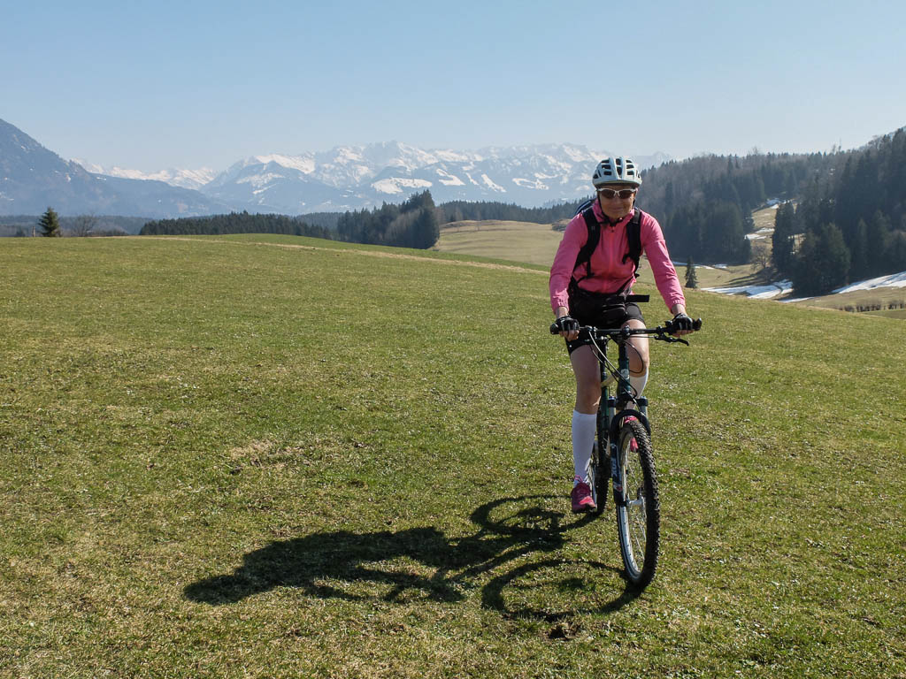 Mit dem Rad über Straßen, Weiden, Feld- und Waldwege und Schnee