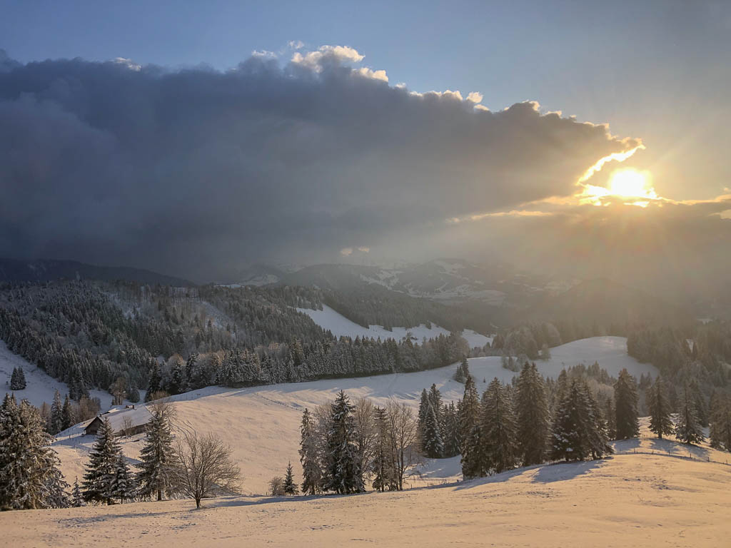 Eine Winterwanderung bei Schneetreiben und Sonnenschein