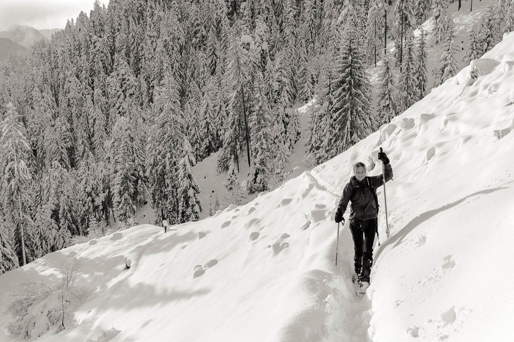 Eine Schneeschuhwanderung durch eine tiefverschneite Winterlandschaft