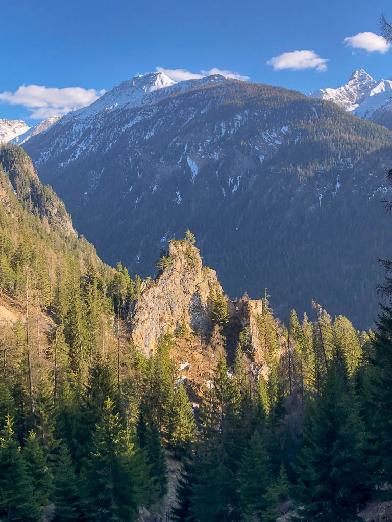 Wanderung zur Burgruine Greifenstein bei Filisur